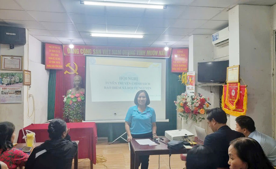 Cán bộ bảo hiểm xã hội tuyên truyền chính sách vào buổi tối