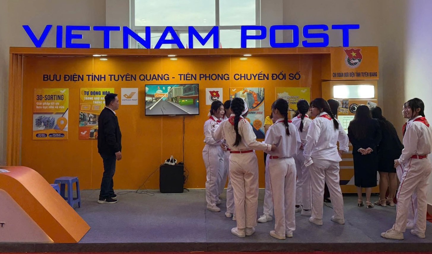 Gian hàng chuyển đổi số của Bưu điện tỉnh Tuyên Quang thu hút tại Đại hội Đoàn TNCS Hồ Chí Minh tỉnh Tuyên Quang lần thứ nhất