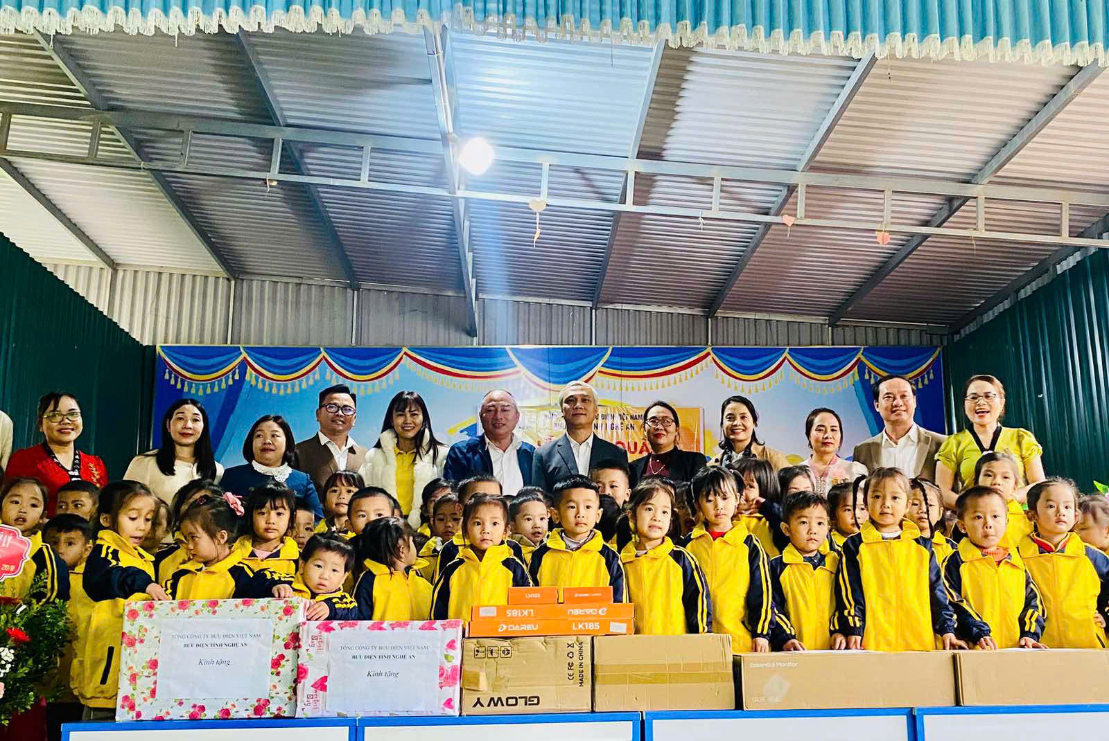 Bưu điện tỉnh Nghệ An mang hơi ấm đến với học sinh vùng cao xã Mỹ Lý