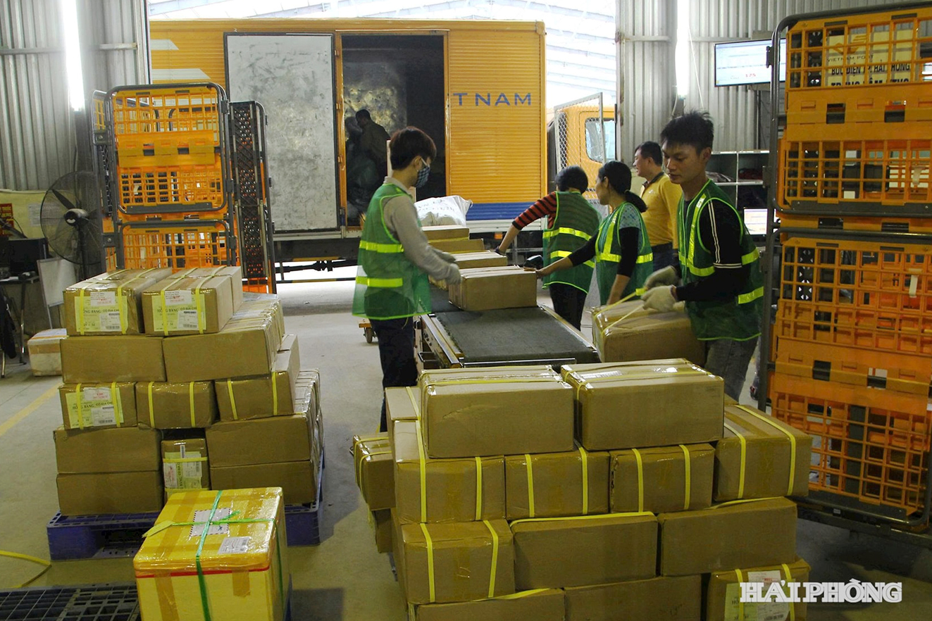 Hải Phòng: Bưu điện 'chạy đua' chuyển phát mùa cao điểm cuối năm