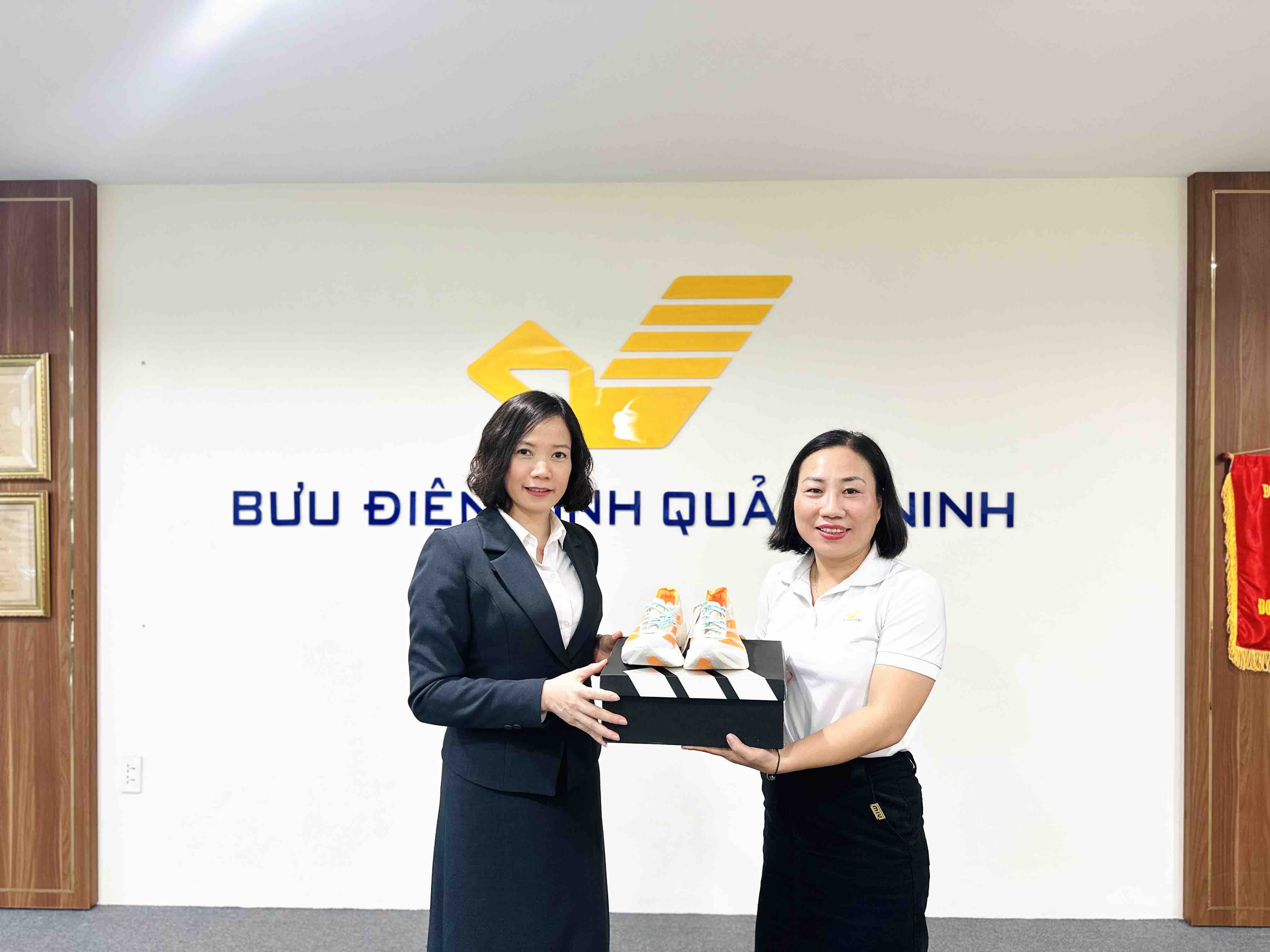 Gương sáng từ Bưu điện phường Việt Hưng: 20 năm tận tụy và bước tiến mới trong phong trào thi đua kinh doanh quốc tế