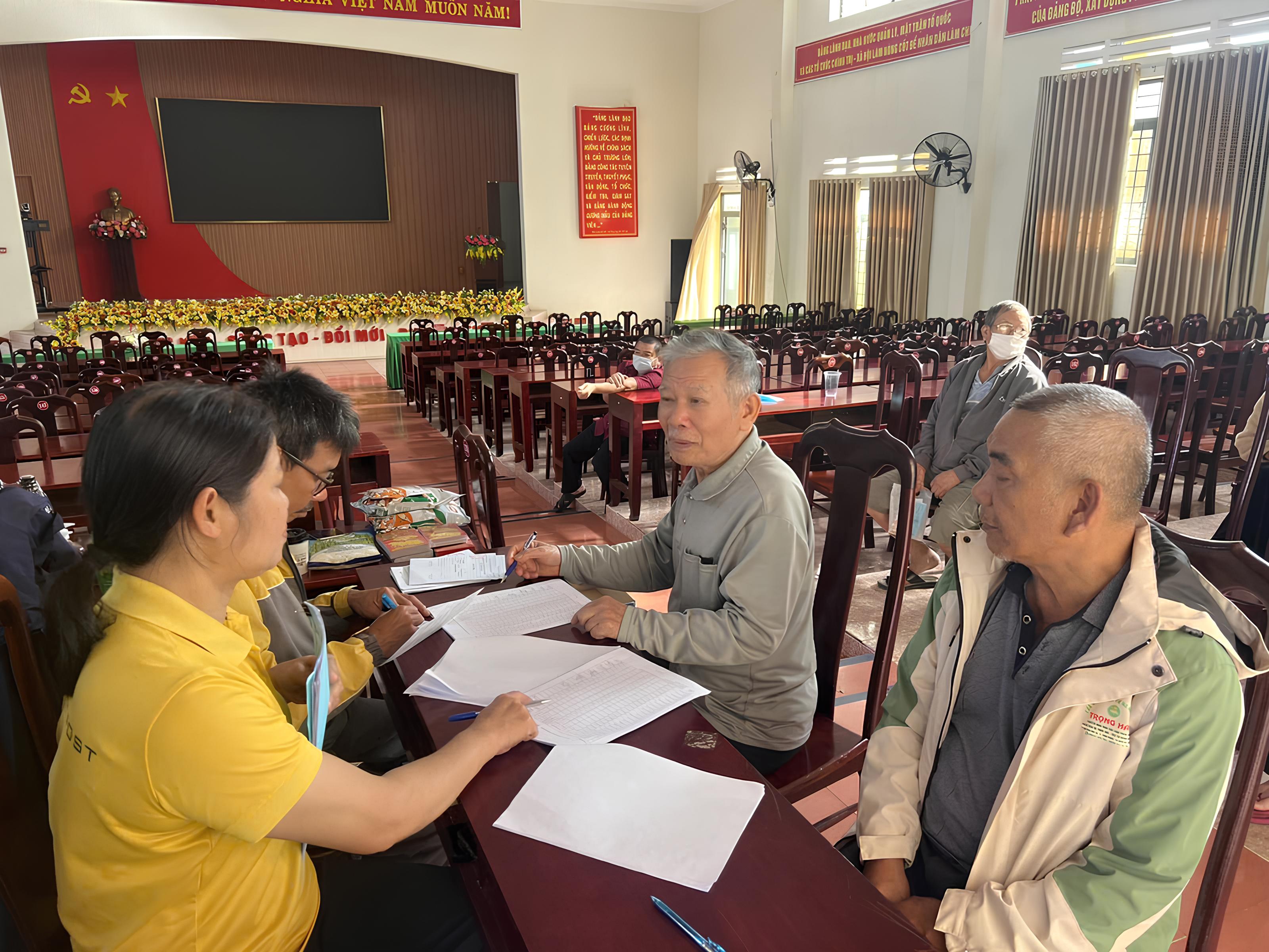 Người dân phấn khởi, vui mừng khi nhận 3 tháng lương hưu, trợ cấp BHXH