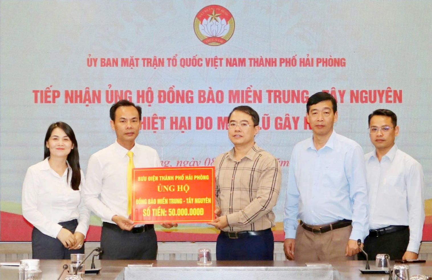 Bưu điện TP Hải Phòng trao 50 triệu đồng ủng hộ đồng bào miền Trung, Tây Nguyên bị thiệt hại do mưa lũ