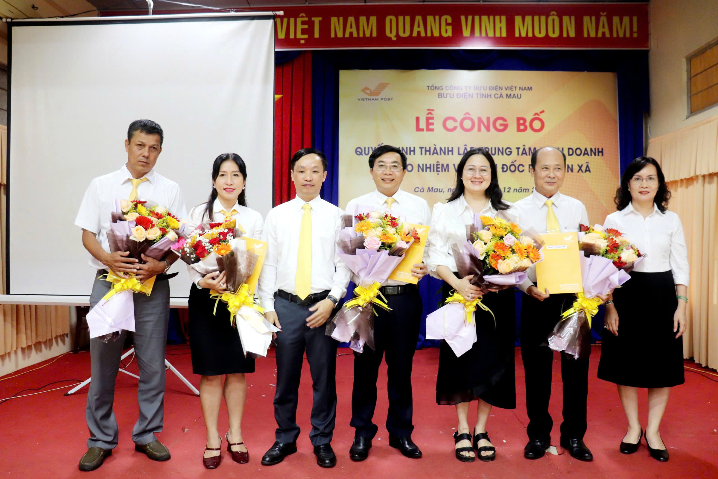 Bưu điện tỉnh Cà Mau triển khai thành lập Trung tâm Kinh doanh và công bố các quyết định Giám đốc Bưu điện xã