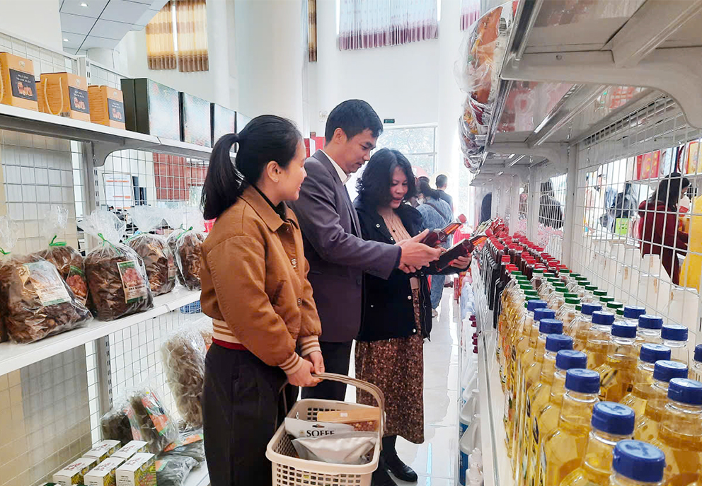 Bưu điện tỉnh Lai Châu khai trương Cửa hàng OCOP tại phường Tân Phong