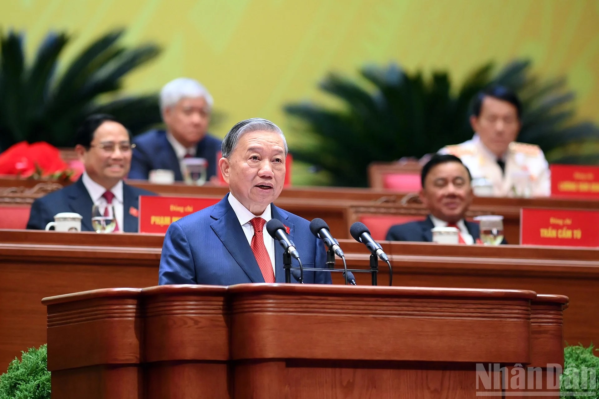 Vững bước dưới cờ Đảng