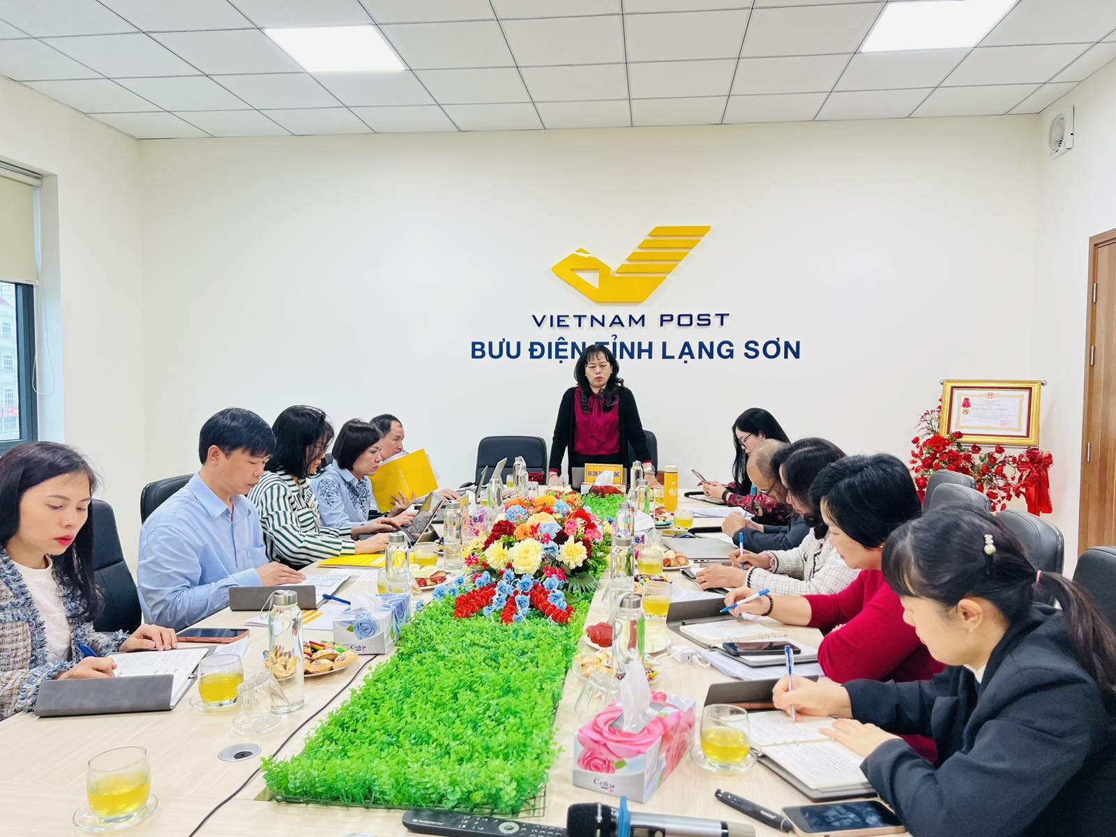Phó Tổng Giám đốc Tổng công ty Bưu điện Việt Nam Chu Thị Lan Hương làm việc tại Bưu điện tỉnh Lạng Sơn