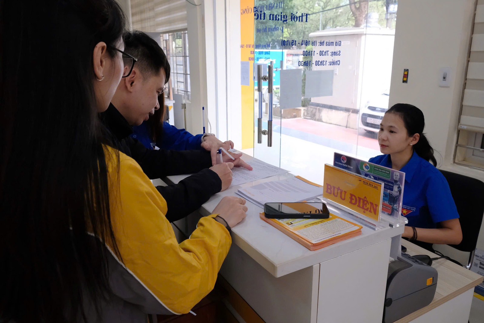 Chi đoàn Bưu điện tỉnh Cao Bằng hỗ trợ người dân tại Trung tâm Phục vụ hành chính công