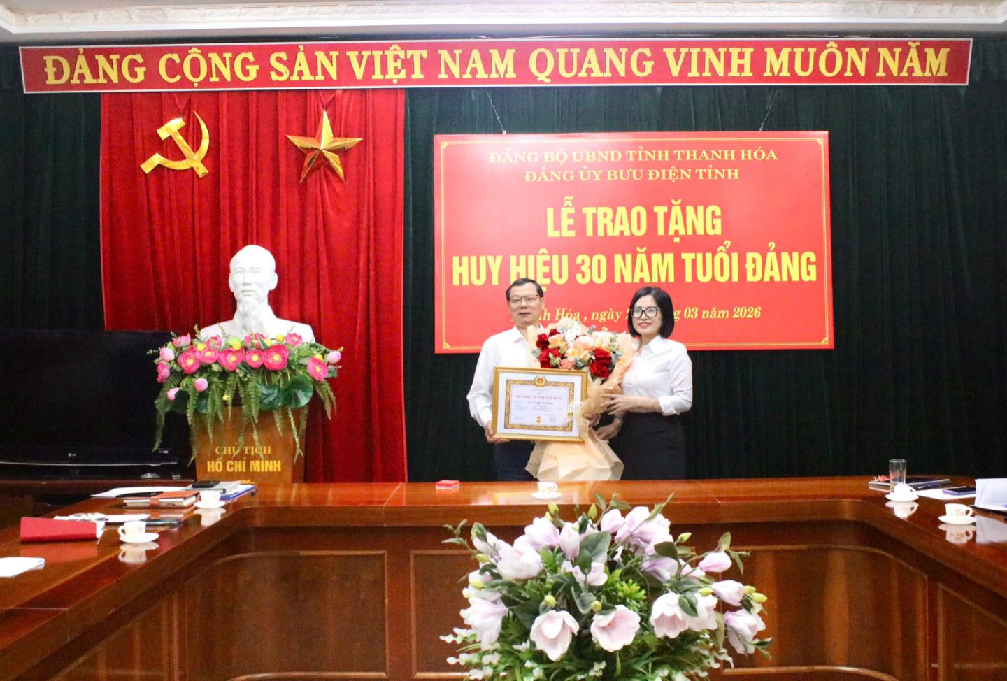 Đảng bộ Bưu điện tỉnh Thanh Hóa tổ chức Lễ trao tặng Huy hiệu 30 năm tuổi Đảng