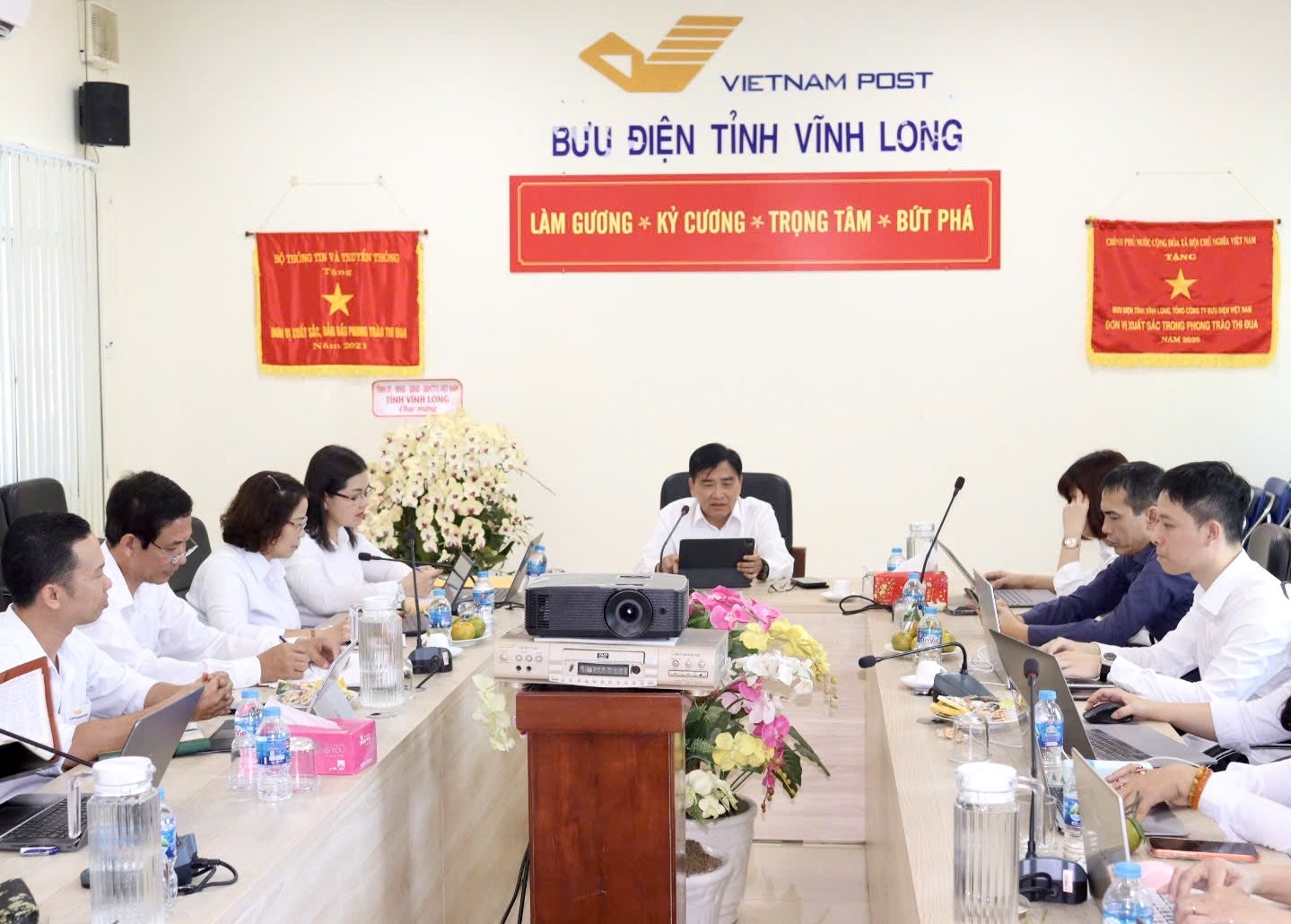 Đoàn công tác Tổng công ty làm việc tại Bưu điện tỉnh Vĩnh Long về triển khai mô hình tổ chức mới