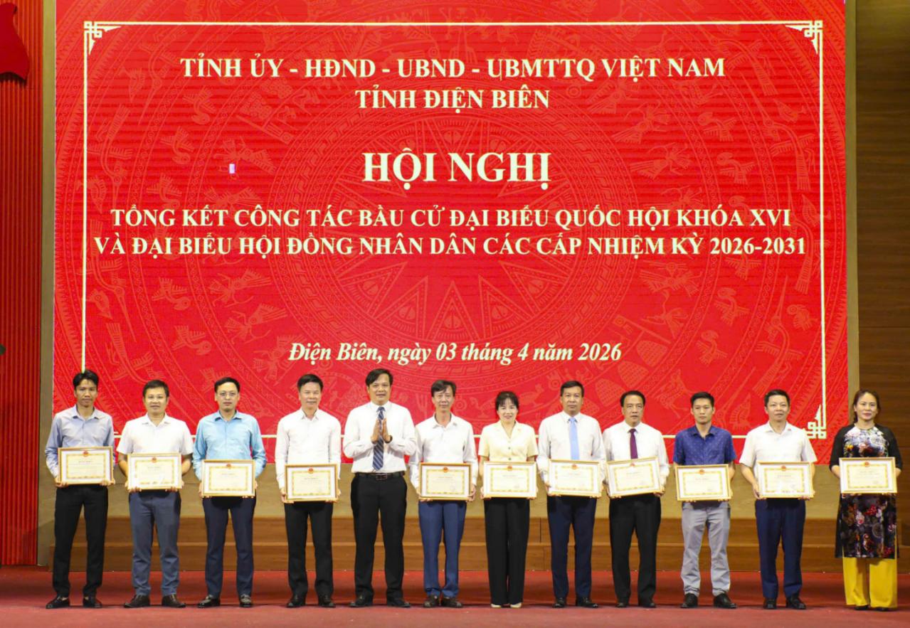 Bưu điện tỉnh Điện Biên nhận Bằng khen của UBND tỉnh về thành tích phục vụ bầu cử