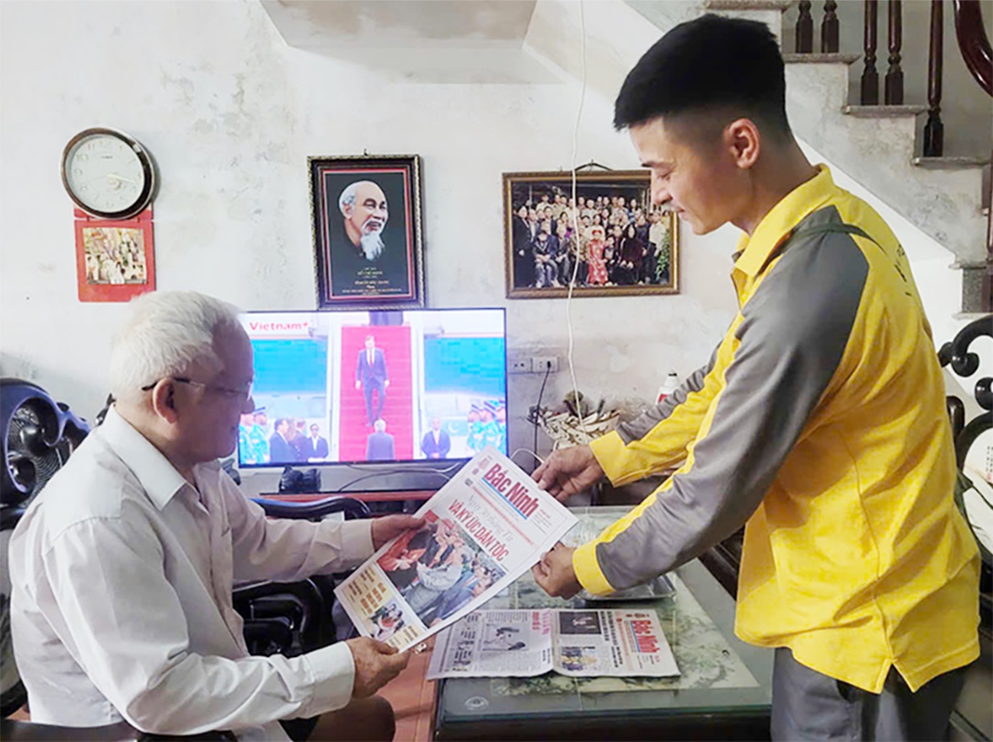 Bưu điện tỉnh kịp thời phát báo Bắc Ninh số đặc biệt kỷ niệm Ngày Giải phóng miền Nam và Quốc tế Lao động đến bạn đọc