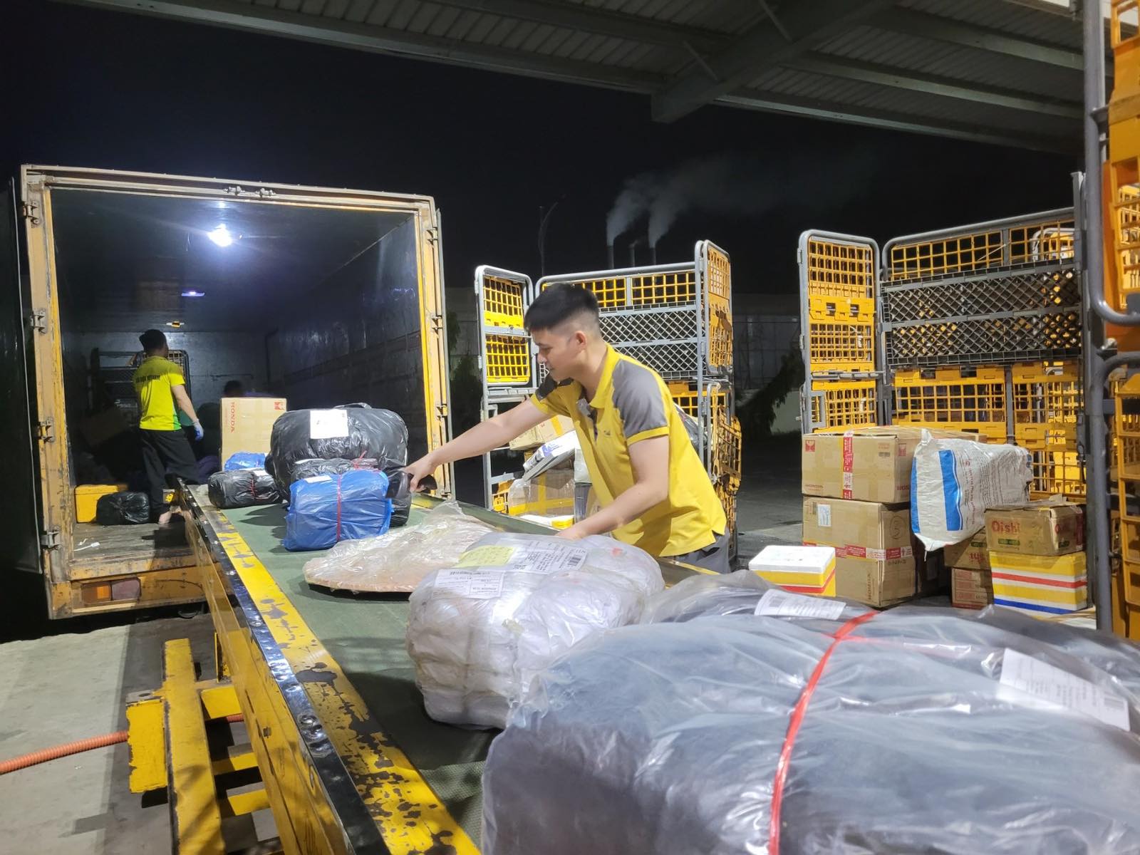 Bưu điện Việt Nam hoạt động thông suốt phục vụ dịp lễ 30/4 – 1/5: Cam kết không gián đoạn, phát hàng đến tận  tay khách hàng
