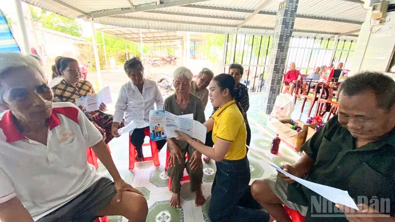 Nữ giao dịch viên người Khmer tận tụy vận động người dân tham gia bảo hiểm xã hội tự nguyện