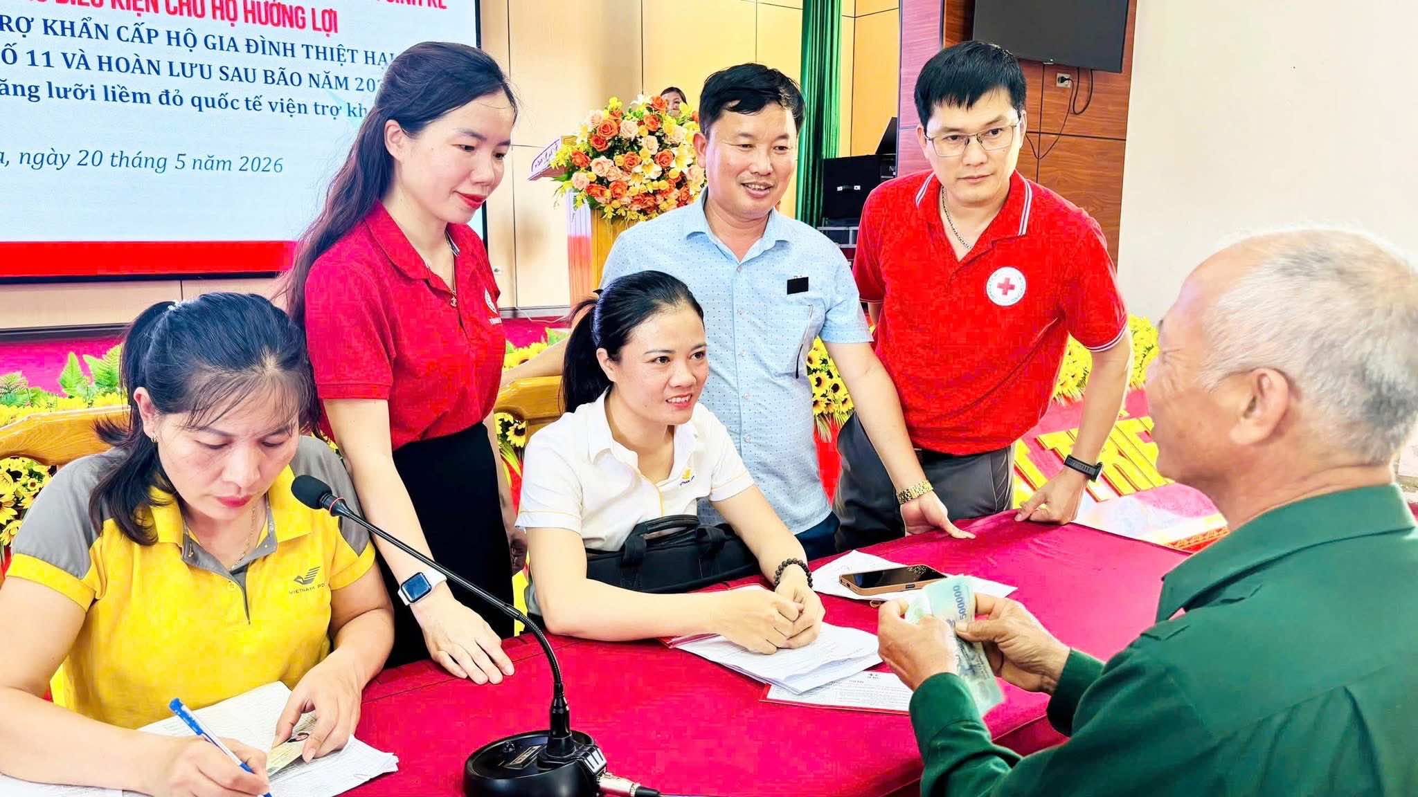 Bưu điện tỉnh Hà tĩnh thực hiện công tác chi trả tiền cứu trợ đến người dân bị ảnh hưởng thiên tai
