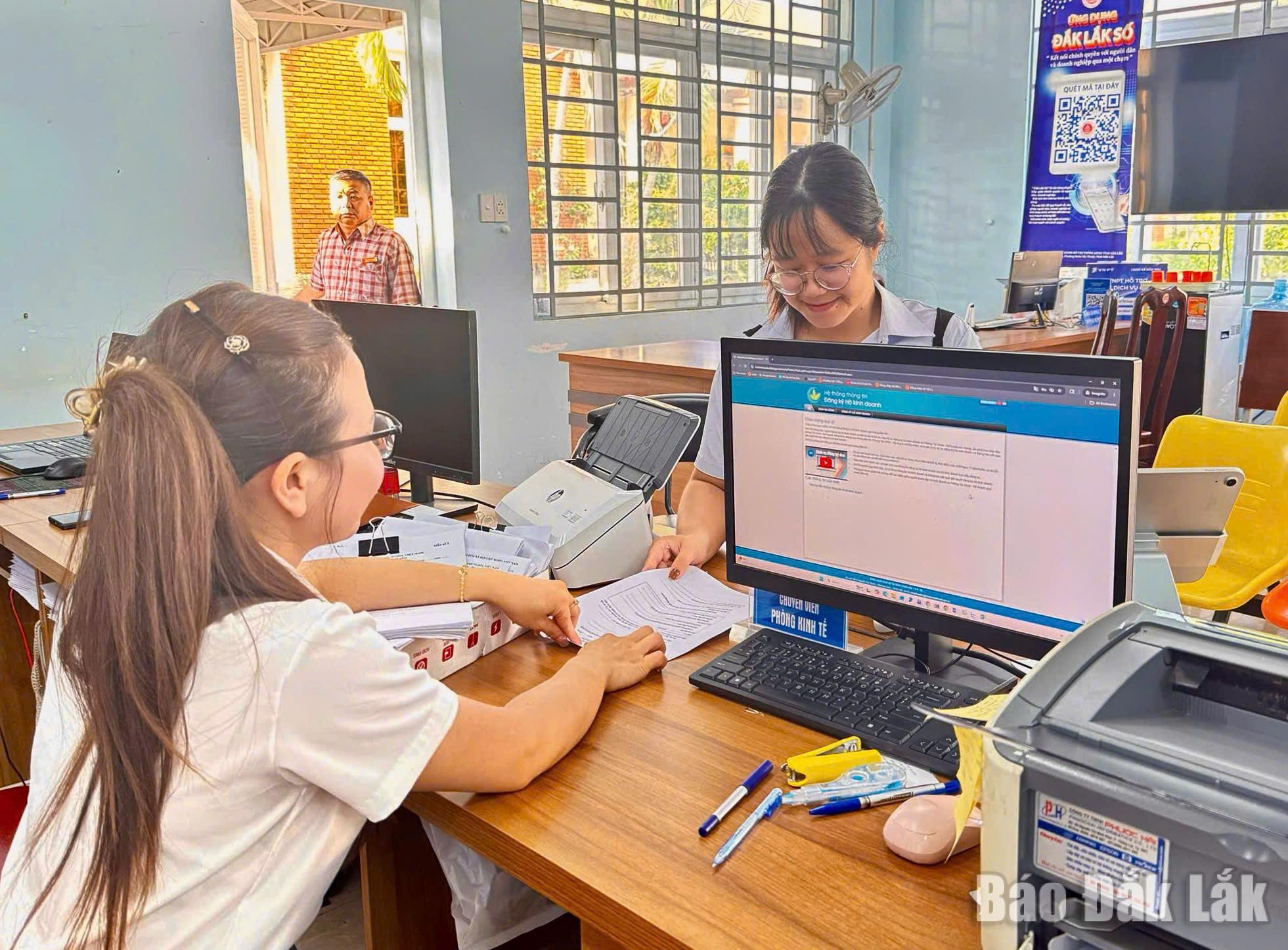 Đắk Lắk: "Cắm chốt" để cung ứng dịch vụ hành chính công