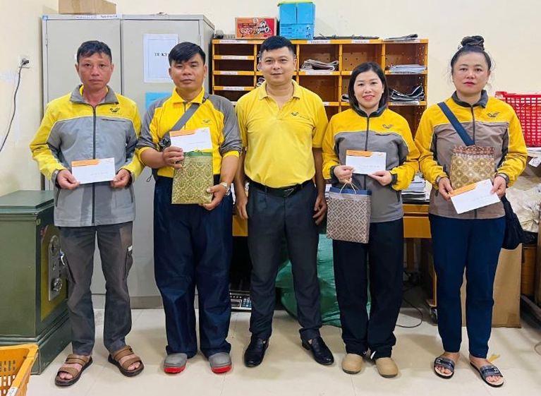 Bưu điện tỉnh Điện Biên khen thưởng lực lượng phát hàng cuối tuần
