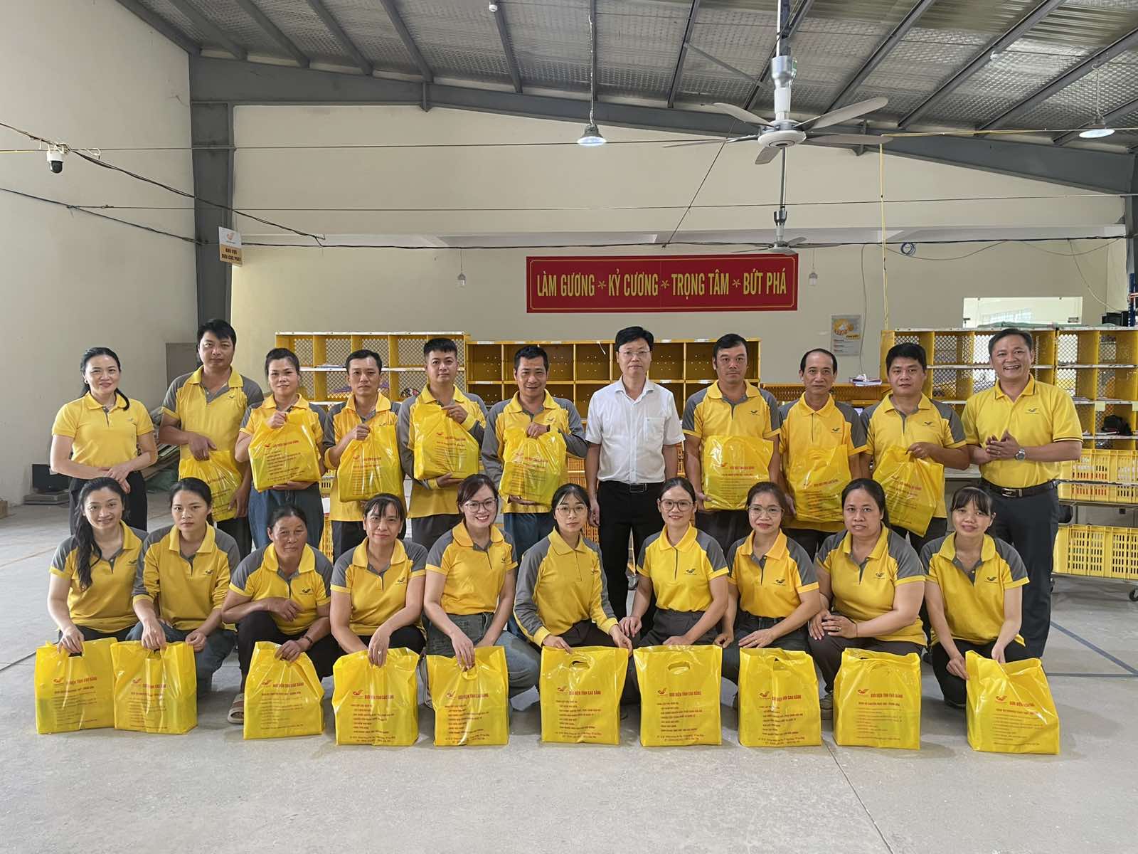 Bưu điện tỉnh Cao Bằng thăm hỏi, động viên người lao động mùa nắng nóng