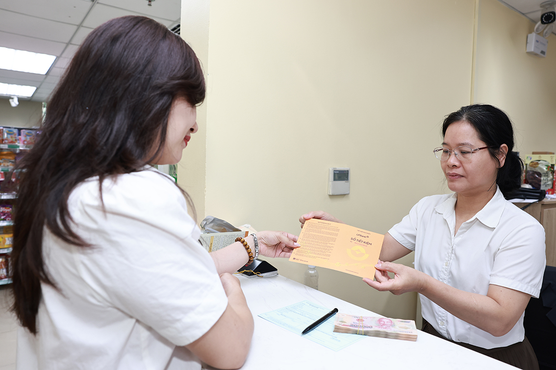 Khách hàng gửi tiết kiệm tại Bưu điện được cộng thêm lãi suất đến 0,6%/năm