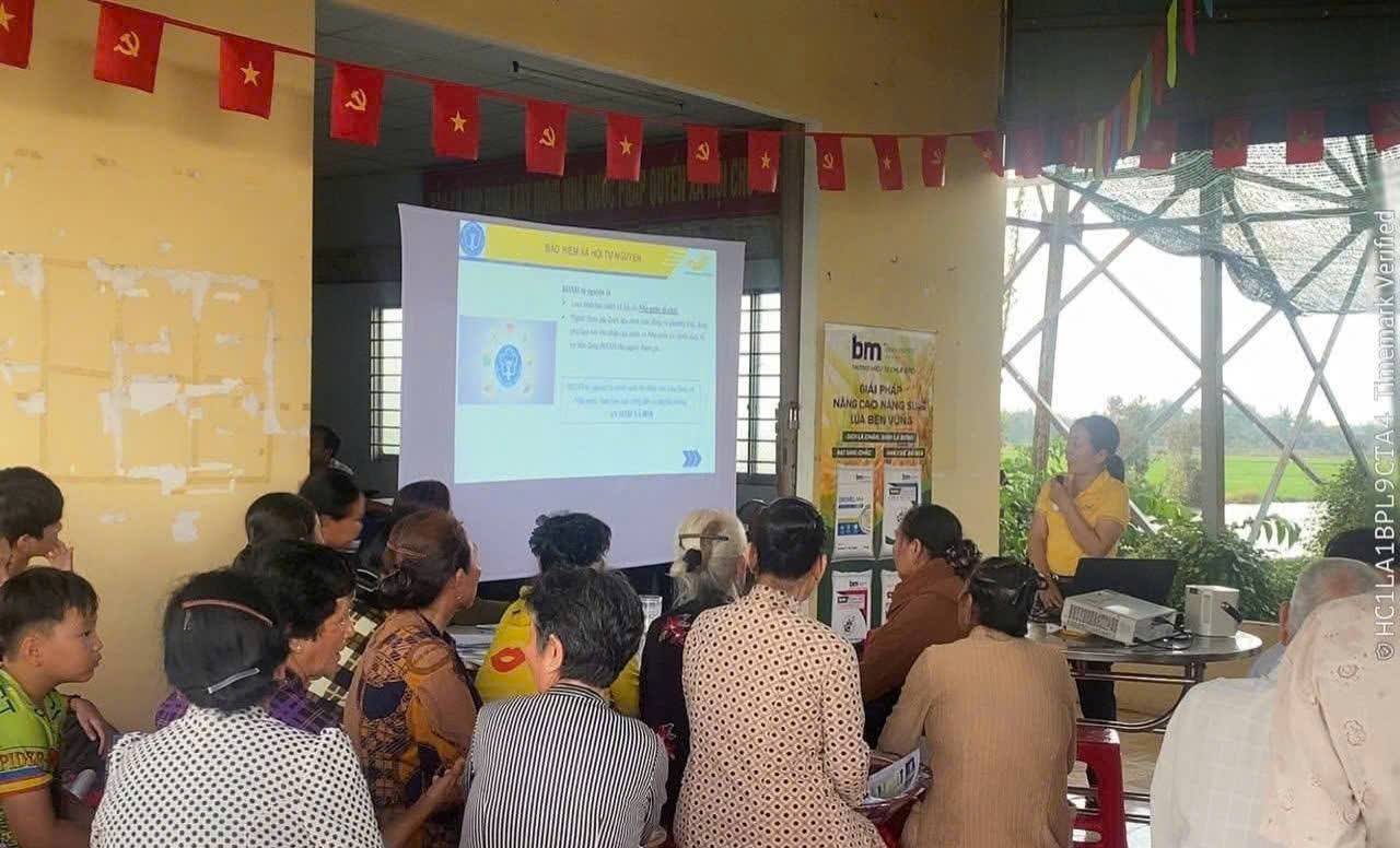 Hội Nông dân xã Tân Tây phối hợp Bưu điện xã tuyên truyền bảo hiểm xã hội tự nguyện, bảo hiểm y tế hộ gia đình