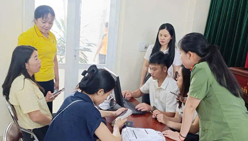 Bưu điện tỉnh Cao Bằng hỗ trợ người dân làm hộ chiếu trực tuyến tại xã Trùng Khánh