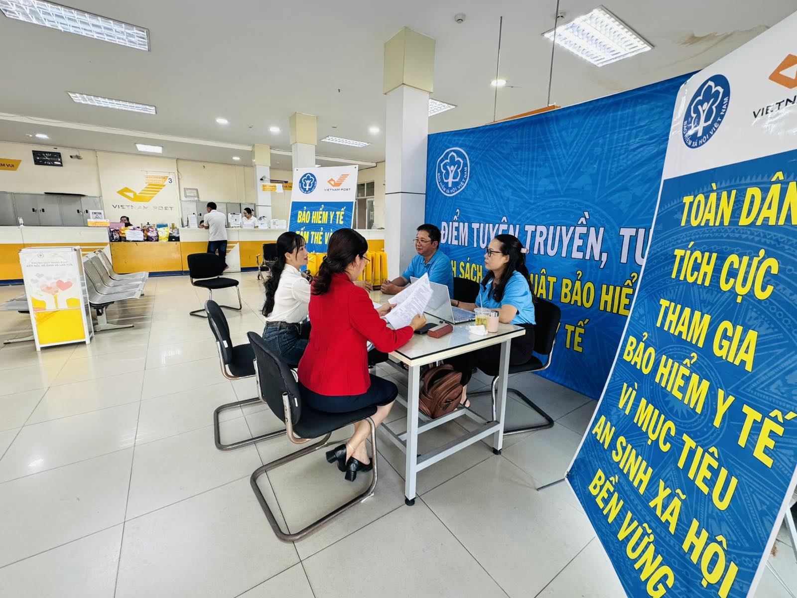 Bưu điện tỉnh Khánh Hòa ra quân tuyên truyền chính sách BHXH tự nguyện, BHYT