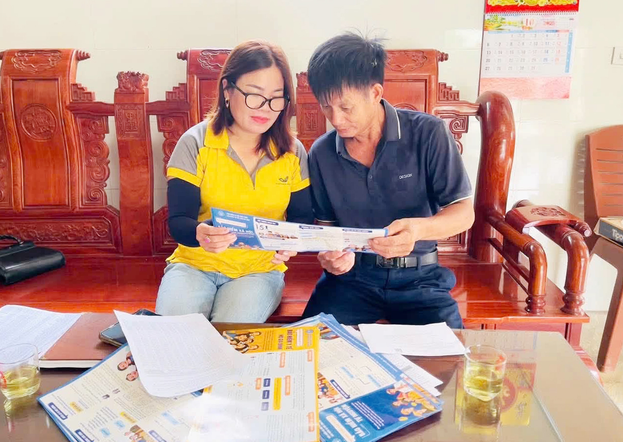Bưu điện tỉnh Hà Tĩnh: "Đi từng ngõ, gõ từng nhà" phát triển BHYT, BHXH tự nguyện