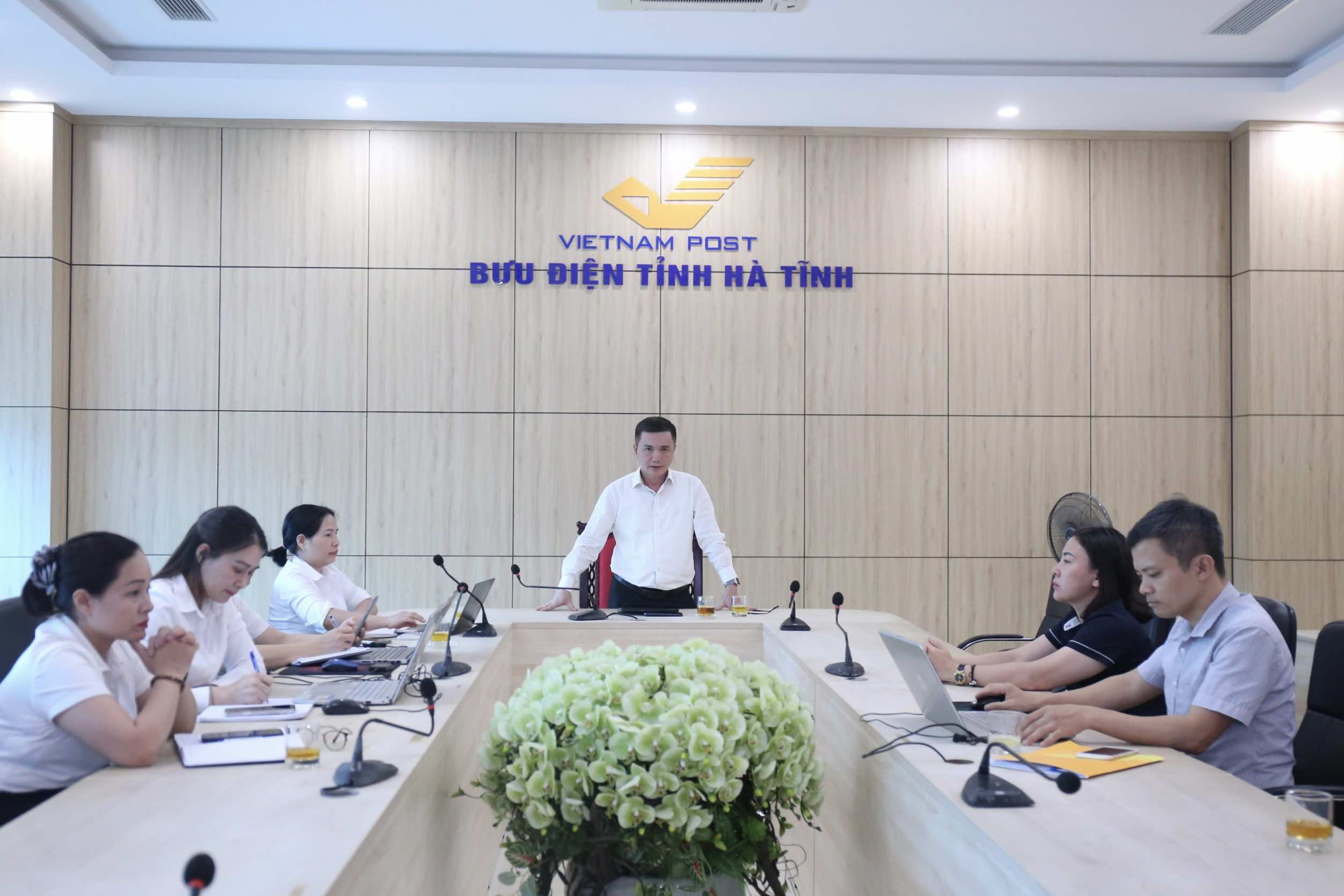 Giám đốc Bưu điện tỉnh Hà Tĩnh làm việc với Bưu cục Khách hàng lớn, định hướng tăng tốc phát triển kinh doanh