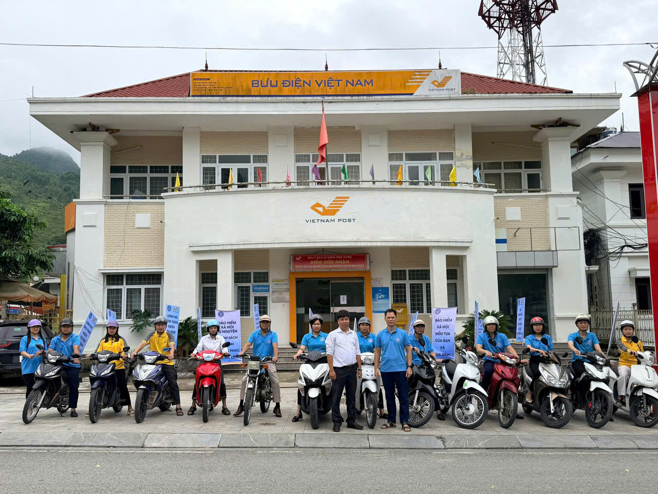 BHXH cơ sở Mèo Vạc và Bưu điện Mèo Vạc ra quân tuyên truyền chính sách BHXH, BHYT