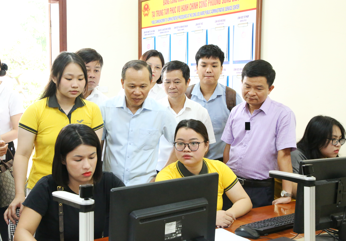 Bắc Ninh: Đồng chí Mai Sơn, Phó Chủ tịch Thường trực UBND tỉnh kiểm tra việc thử nghiệm mô hình “Trợ lý Nhân dân” tại phường Song Liễu