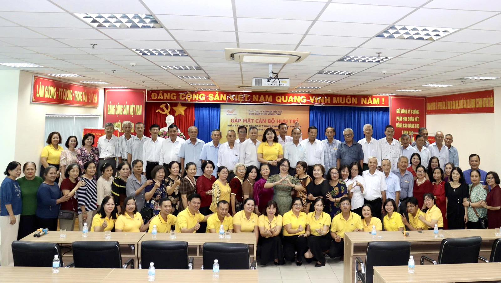 Bưu điện tỉnh Vĩnh Long gặp mặt cán bộ hưu trí nhân kỷ niệm 81 năm Ngày truyền thống ngành Bưu điện