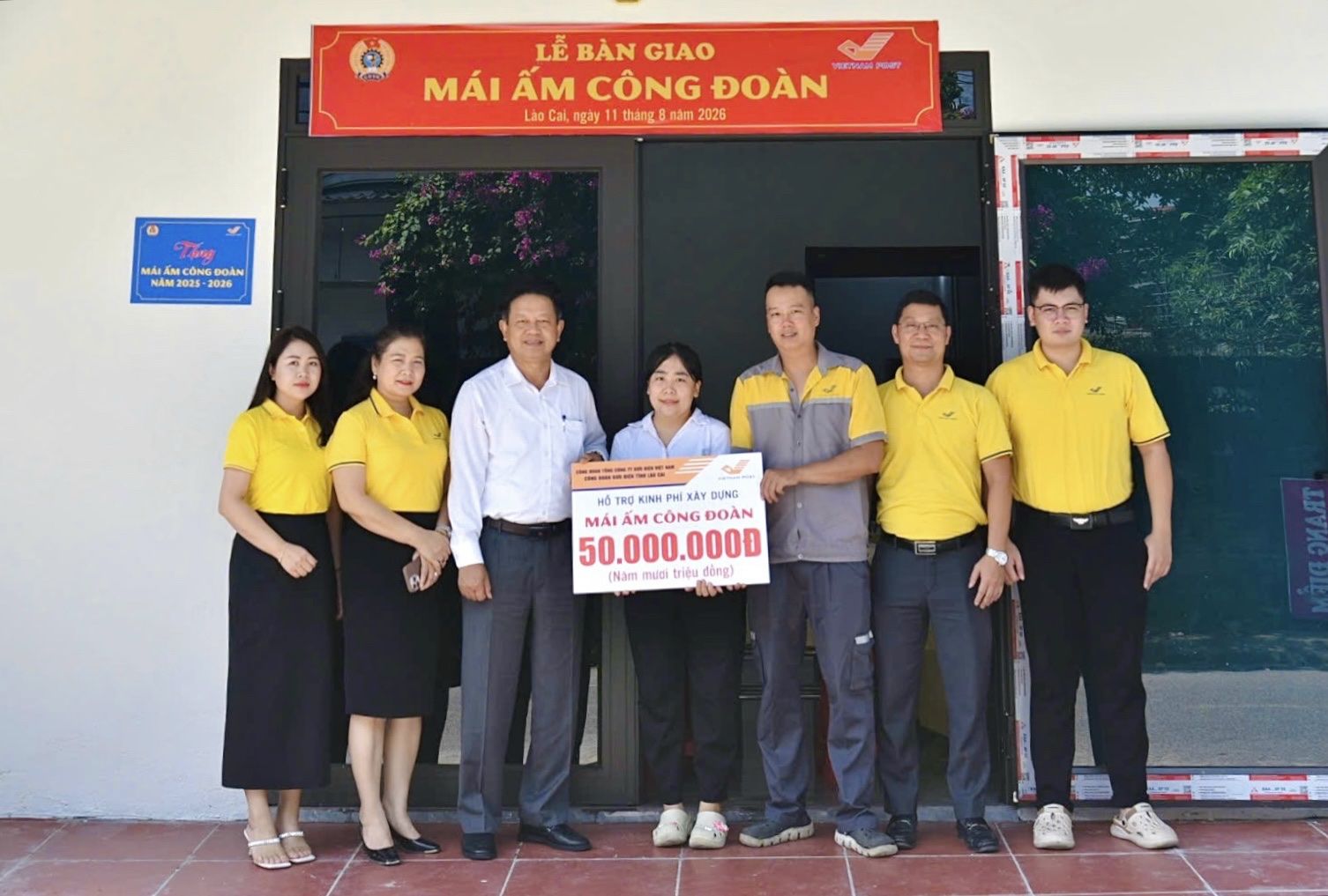 Bàn giao nhà “Mái ấm Công đoàn” cho đoàn viên Bưu điện tỉnh Lào Cai