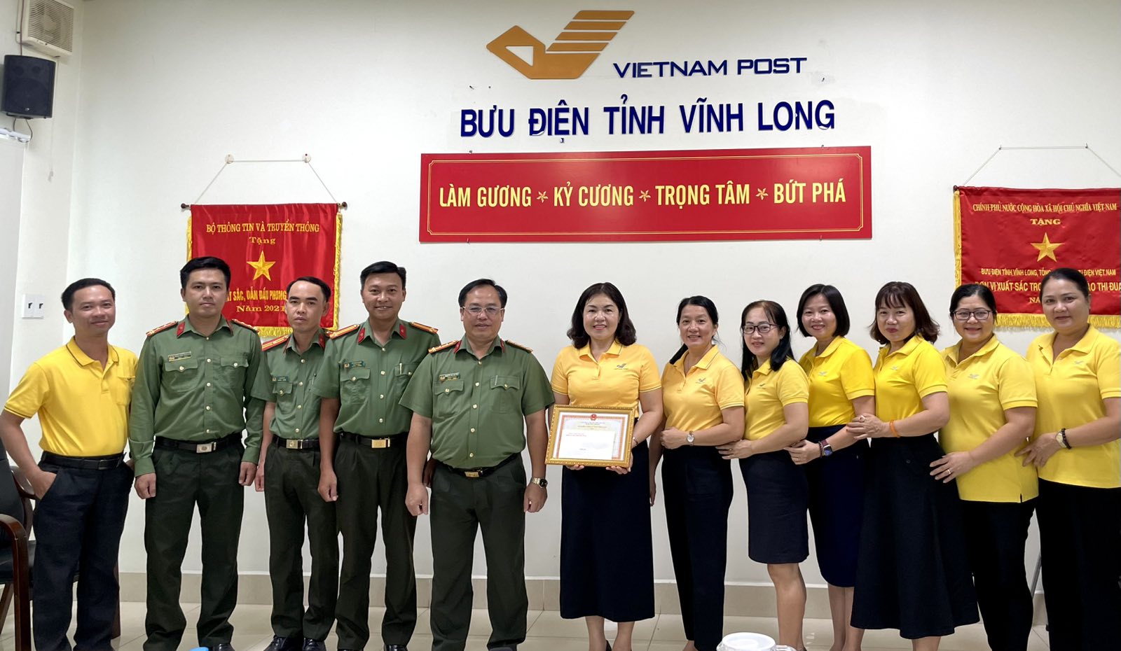Bưu điện tỉnh Vĩnh Long được trao giấy khen trong phong trào toàn dân bảo vệ an ninh tổ quốc