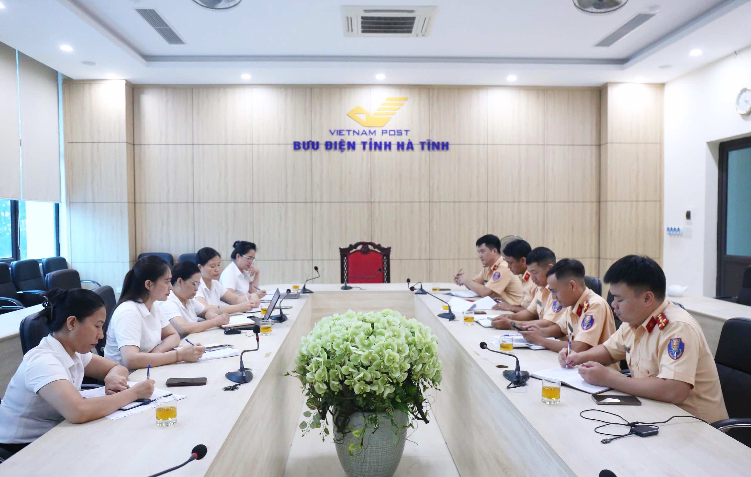 Tăng cường phối hợp chuyển phát thông báo vi phạm hành chính giữa Bưu điện tỉnh Hà Tĩnh và Phòng Cảnh sát giao thông