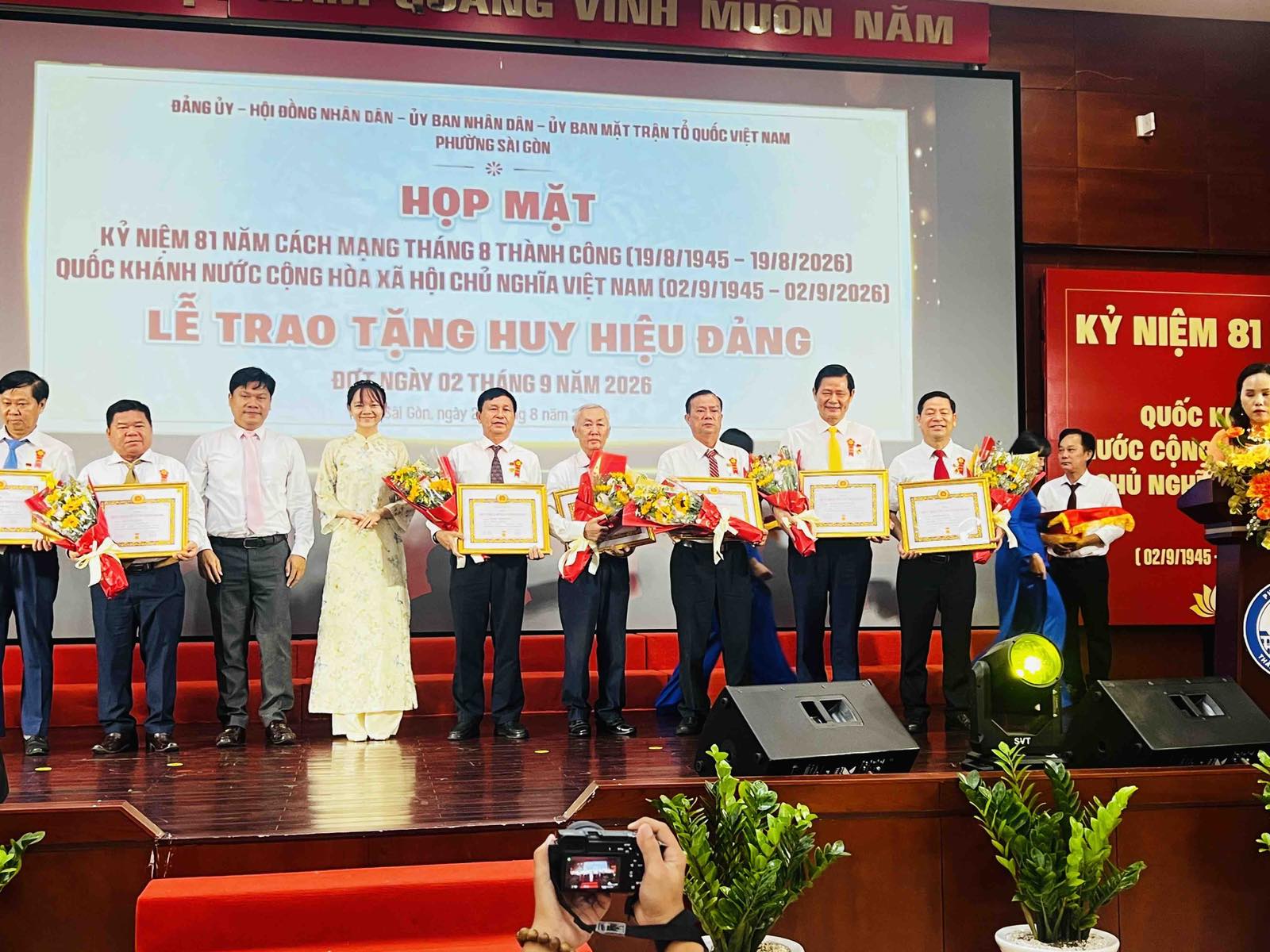 Đảng bộ Bưu điện TP. Hồ Chí Minh vinh dự có 02 đảng viên nhận Huy hiệu Đảng
