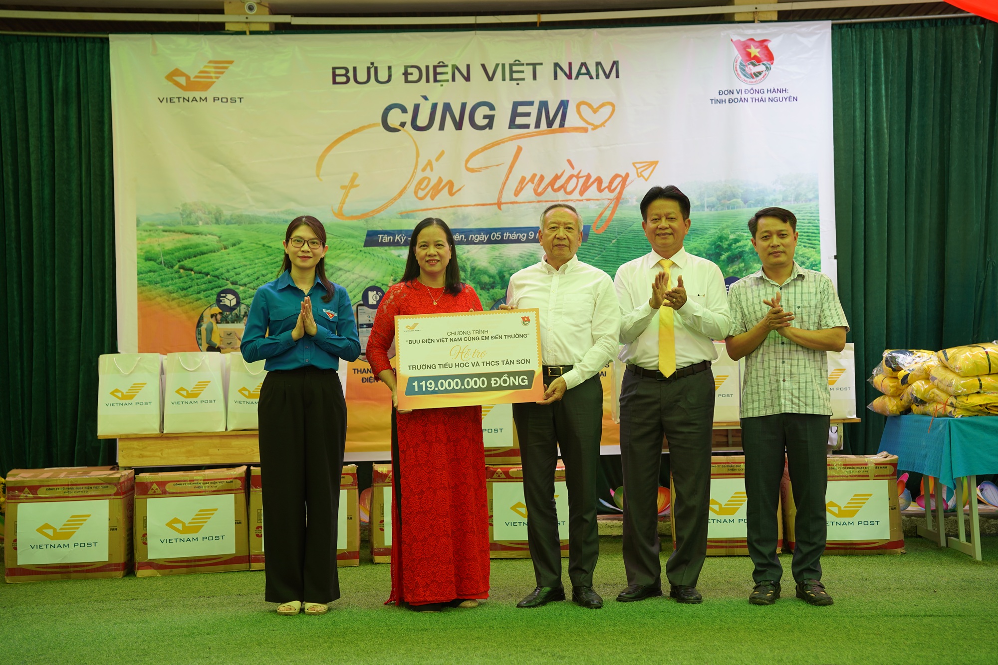 "Bưu điện Việt Nam - Cùng em đến trường" năm 2026 tiếp thêm động lực cho thầy trò Trường Tiểu học và THCS Tân Sơn, Thái Nguyên ngày khai giảng