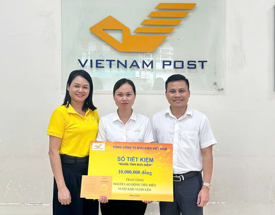 Ấm áp trao gửi sổ tiết kiệm chương trình “Nghĩa tình Bưu điện” tại BĐTT Chương Mỹ