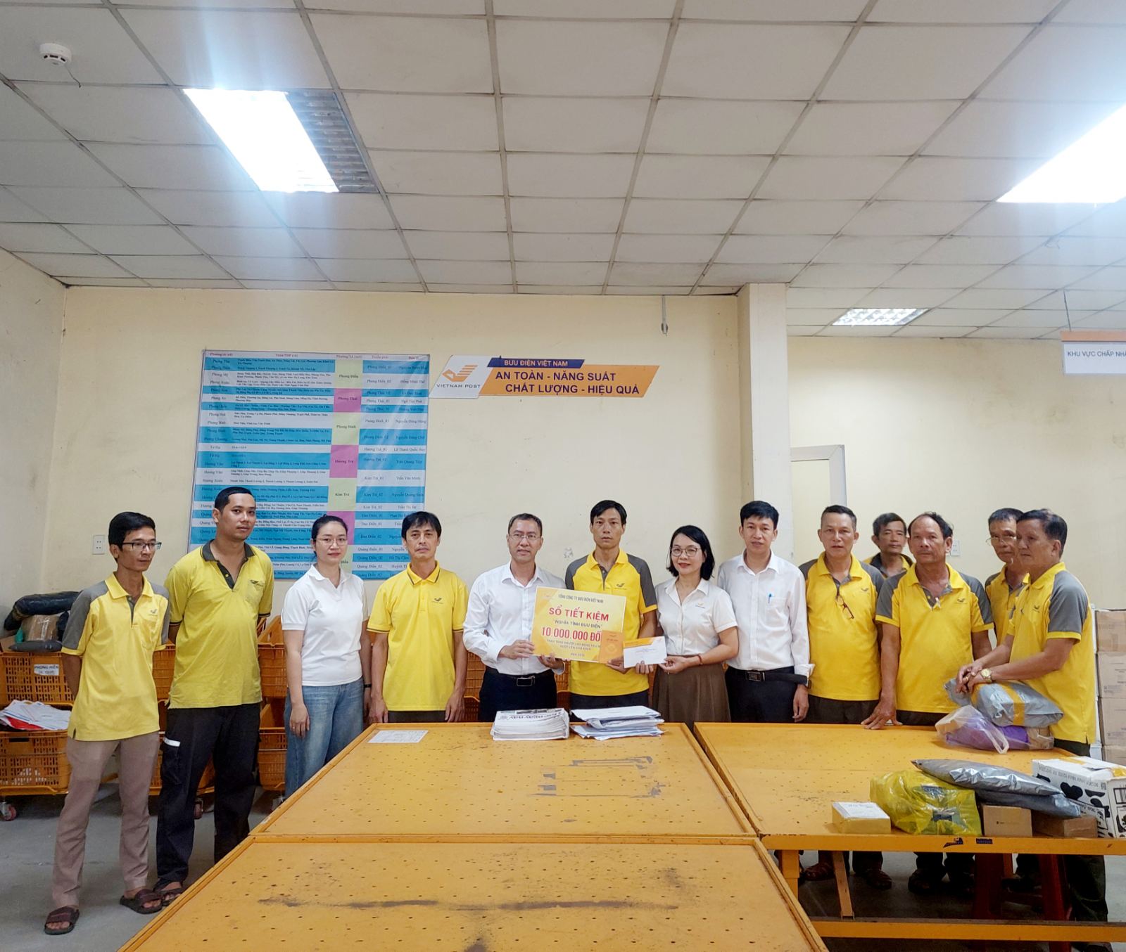 Nghĩa tình Bưu điện trao gửi yêu thương đến người lao động khó khăn tại Bưu điện thành phố Huế