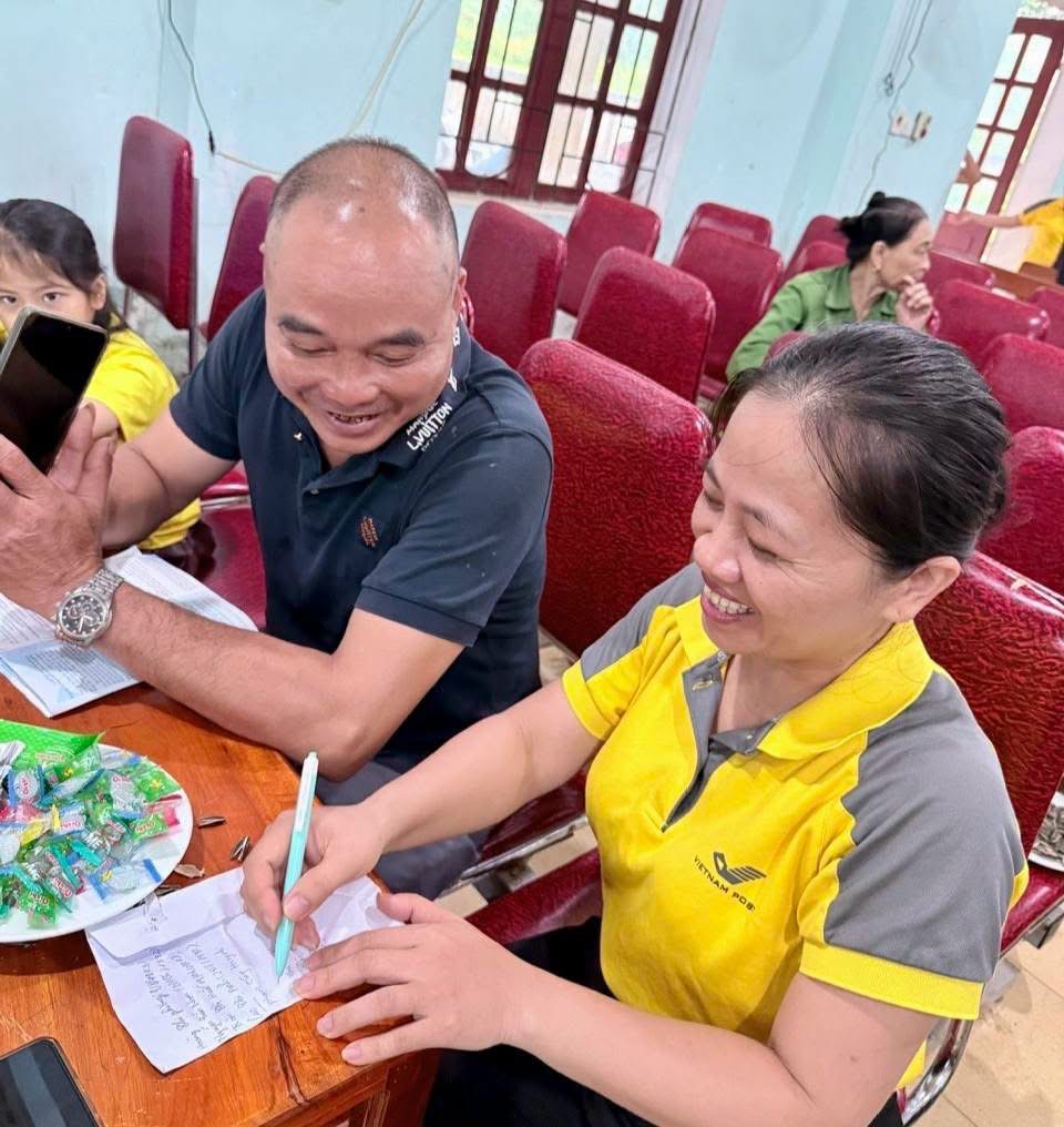Bưu điện xã Sơn Giang đưa chính sách BHXH, BHYT đến gần người dân