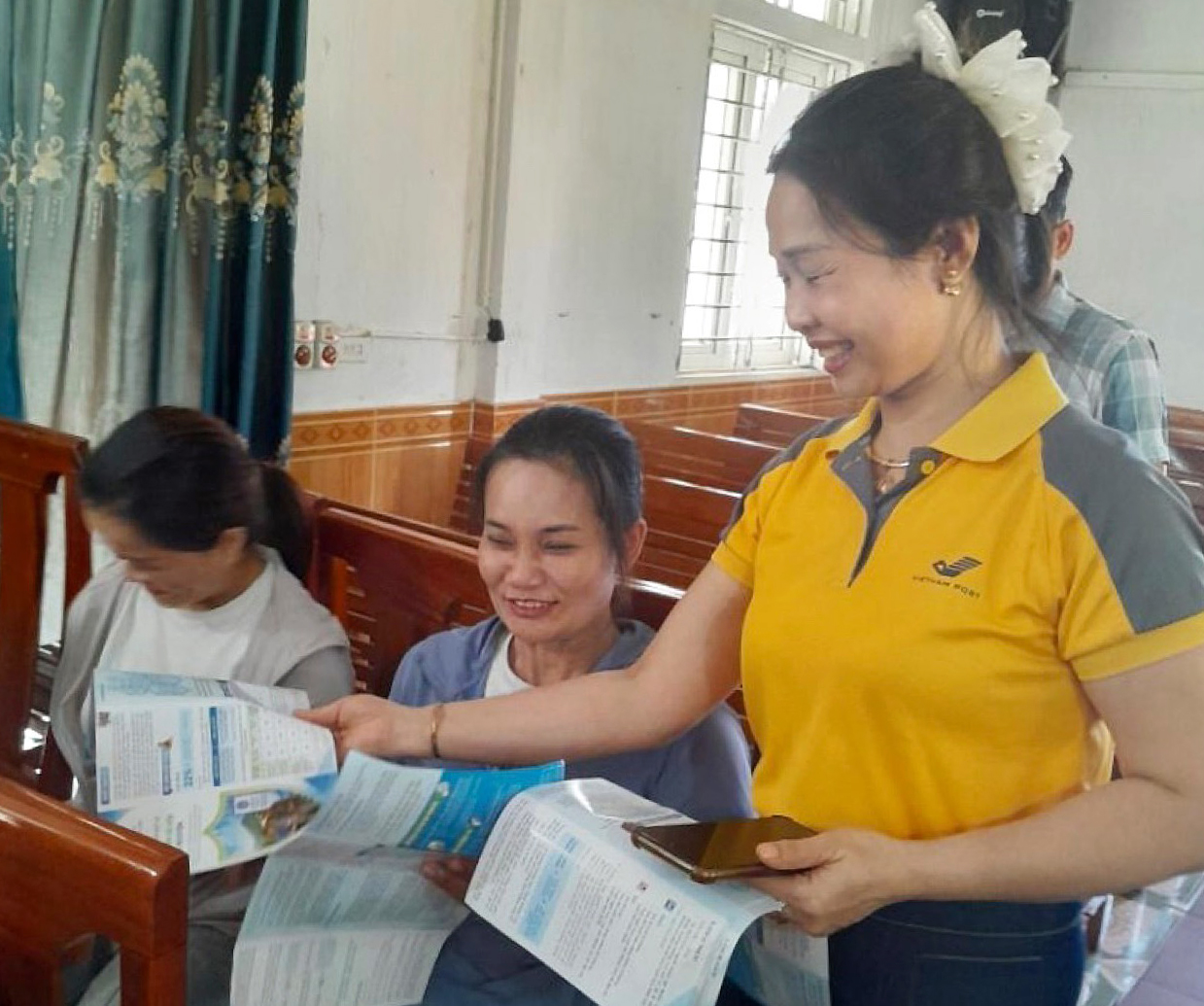 Bưu điện xã Đức Thịnh đẩy mạnh tuyên truyền BHXH, BHYT tại cơ sở