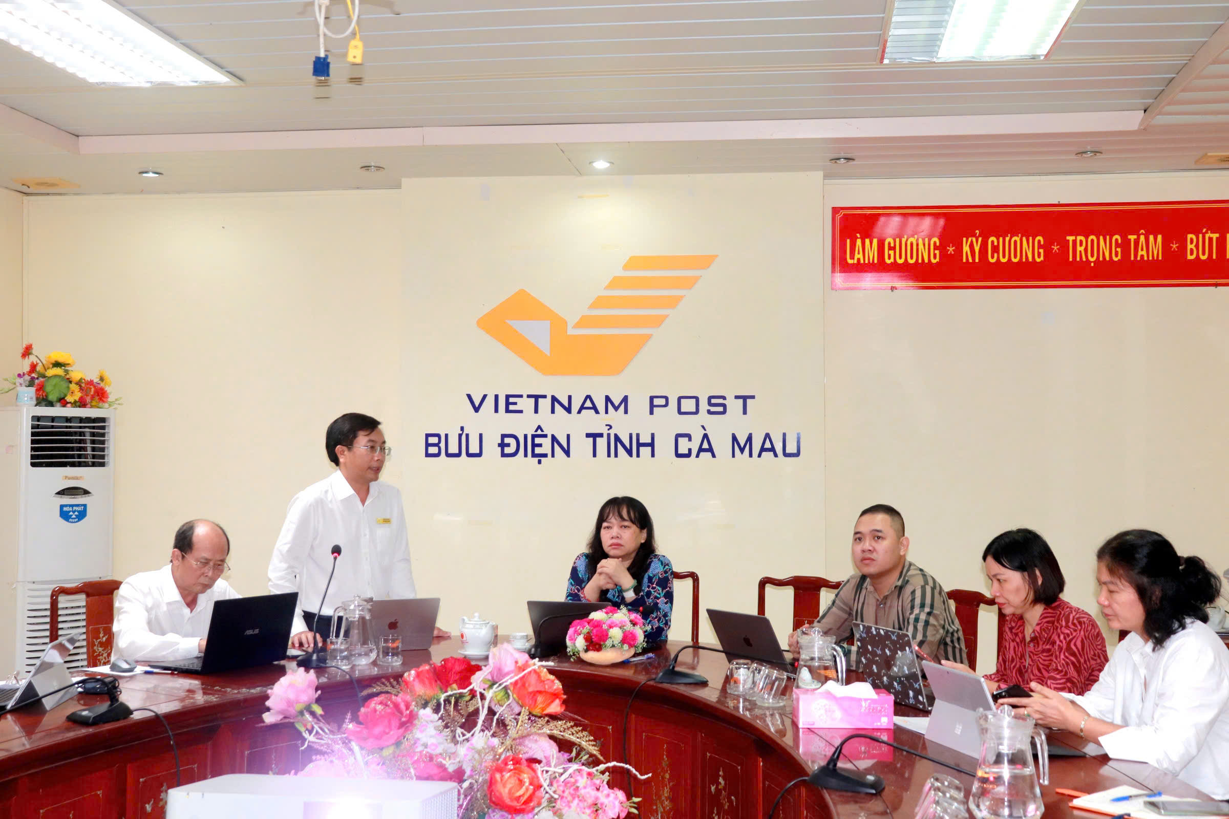 Bưu điện tỉnh Cà Mau tăng tốc dịch vụ tài chính bán lẻ trong những tháng cuối năm