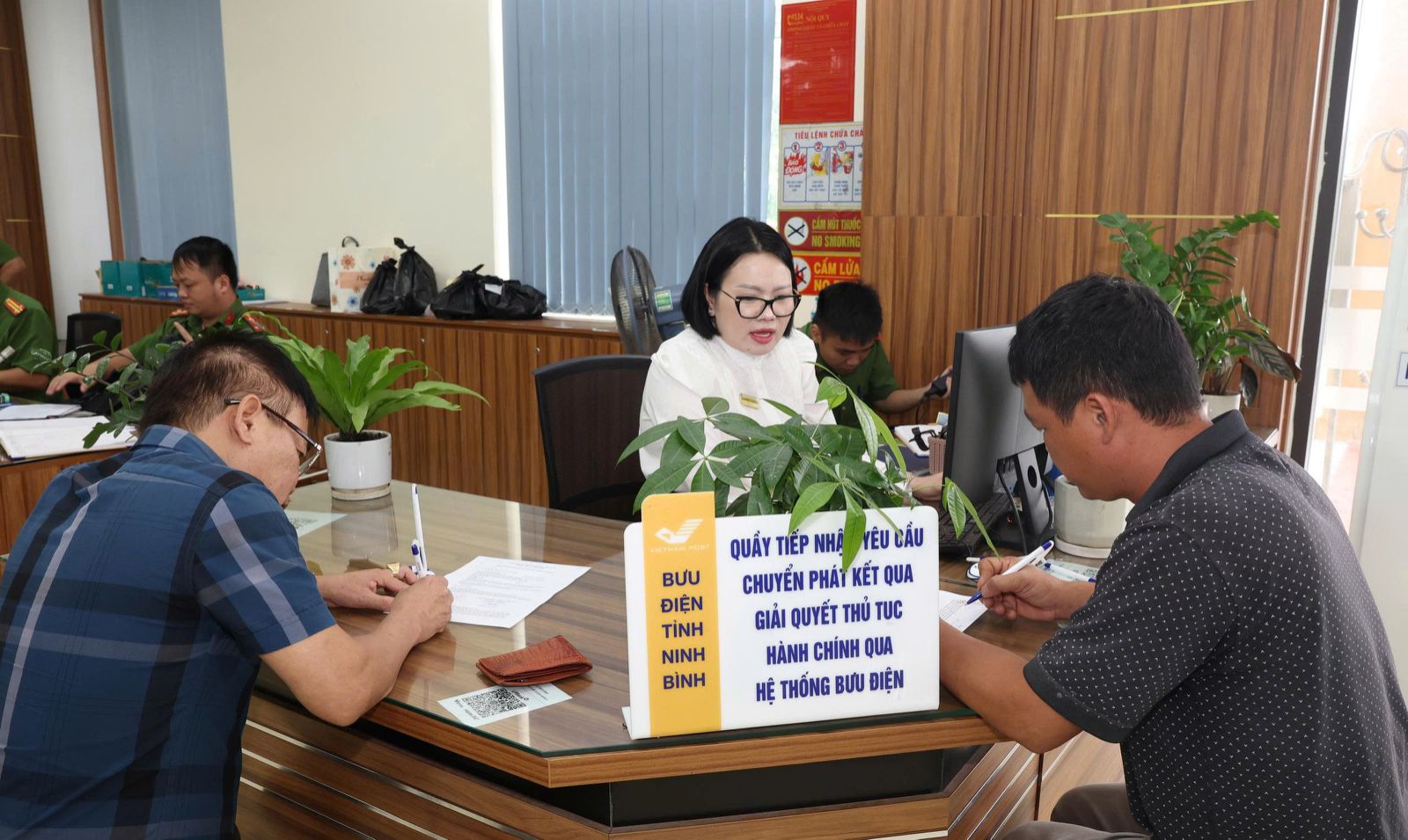 Vietnam Post phát huy mạng lưới bưu chính, đưa dịch vụ công đến gần người dân hơn