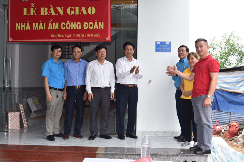 Bàn giao “Mái ấm công đoàn” cho gia đình Bưu tá xã Bảo Cường thuộc Bưu điện tỉnh Thái Nguyên