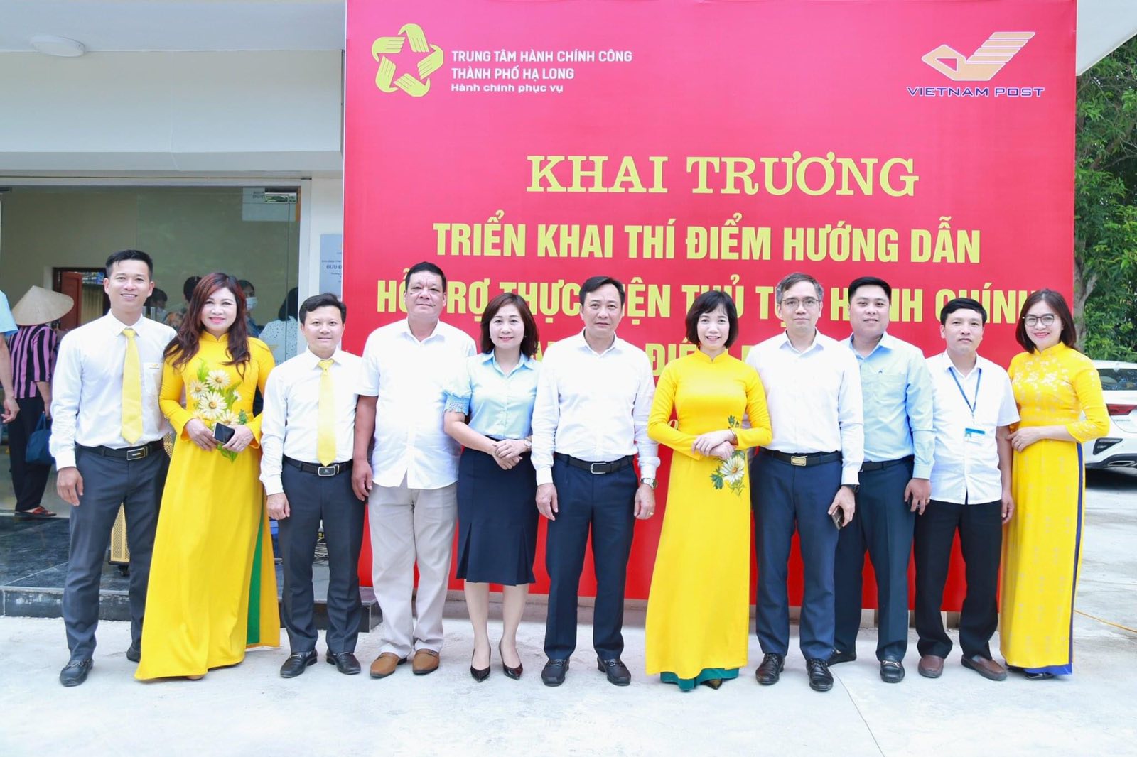 Triển khai thí điểm hướng dẫn, hỗ trợ thực hiện thủ tục hành chính tại các điểm bưu điện trên địa bàn Quảng Ninh