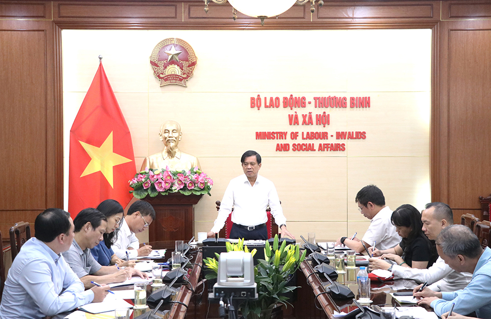 Bàn thảo việc triển khai chi trả không dùng tiền mặt cho các đối tượng an sinh xã hội