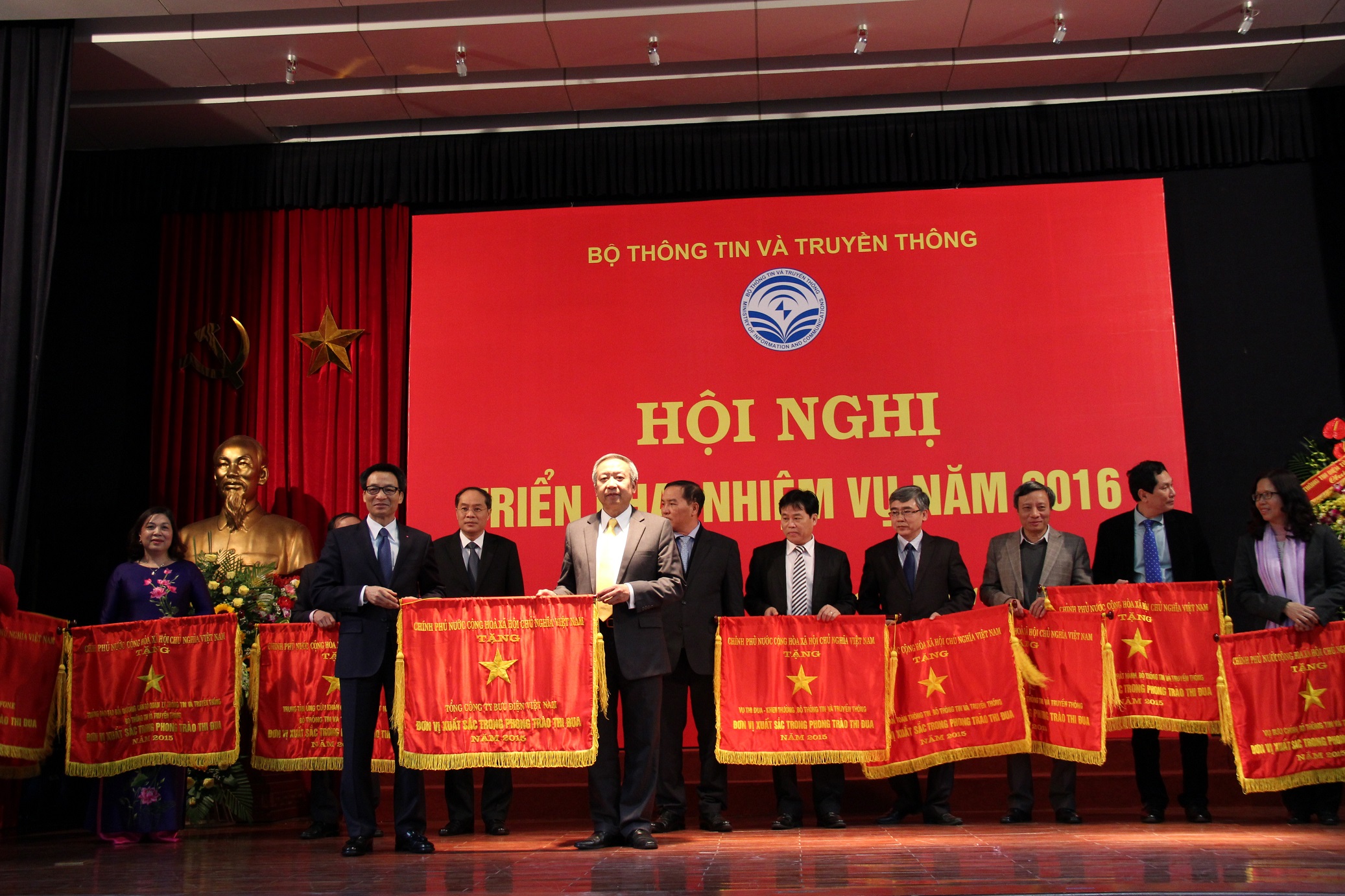 Bưu điện Việt Nam nhận Cờ thi đua của Chính phủ 