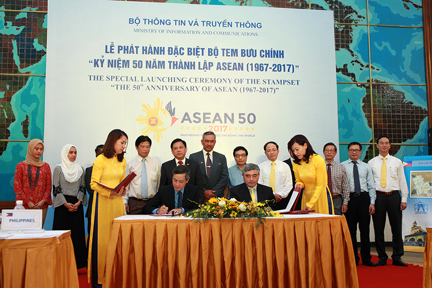 Phát hành tem; Quản lý mạng bưu chính và Cung ứng dịch vụ công ích trong phát hành báo chí thuộc nhóm lĩnh vực độc quyền Nhà nước