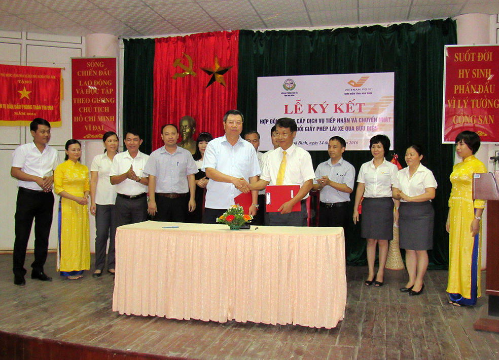 Hòa Bình triển khai dịch vụ tiếp nhận, chuyển phát hồ sơ và trả kết quả đổi giấy phép lái xe qua bưu điện