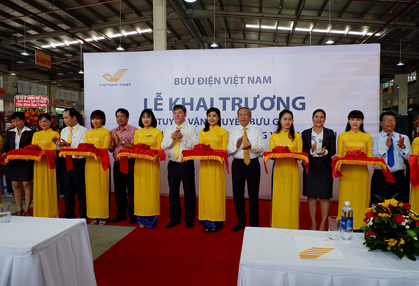 Khai trương Tuyến vận chuyển bưu gửi đường trục Bắc - Nam bằng xe lồng lưới