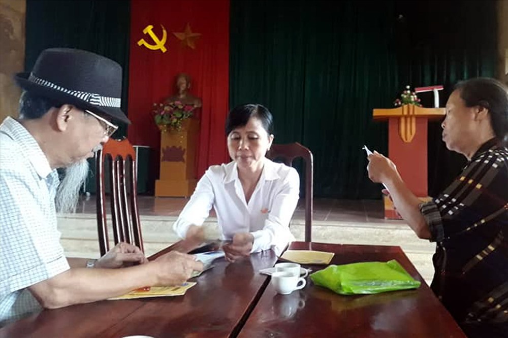 Đi xuồng để chi trả lương hưu cho người dân vùng ngập lụt